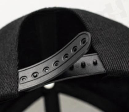 Broche plástico ajustable para gorra (tipo snapback)