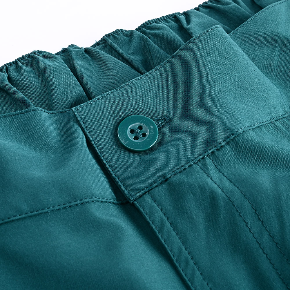 Botón en la pretina del pantalón médico