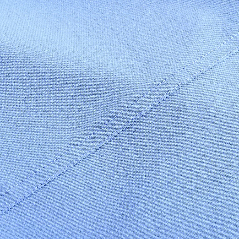Costura de pespunte en la tela del pantalón médico