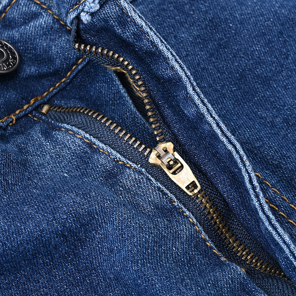 Bragueta con cierre metálico de los jeans de trabajo