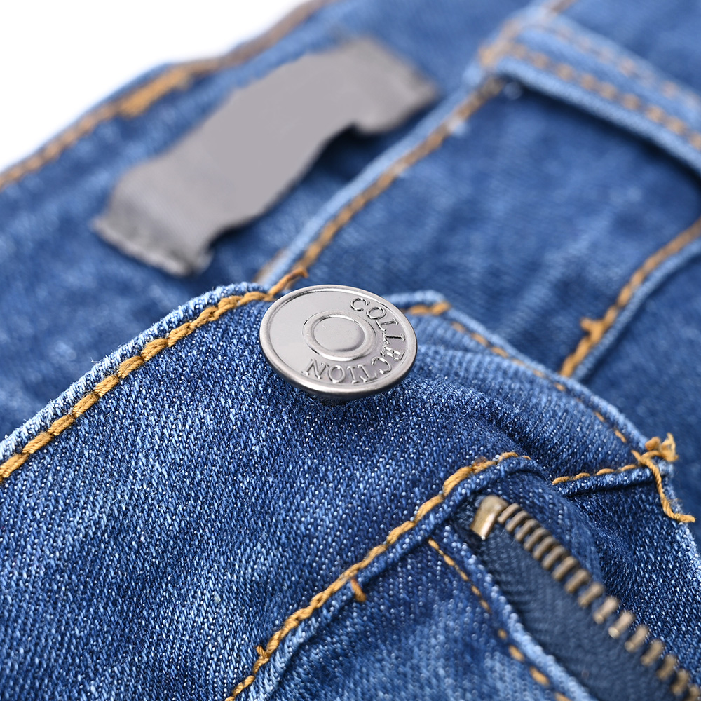 Botón metálico de los jeans de trabajo