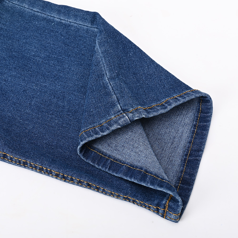 Ruedo con costura doble de los jeans de trabajo