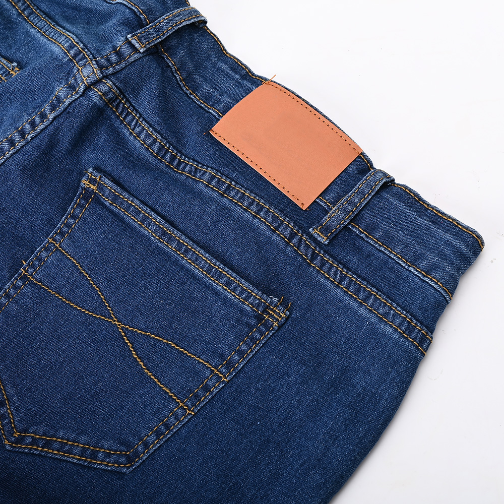 Bolsillo trasero y parche de cuero de los jeans clásicos