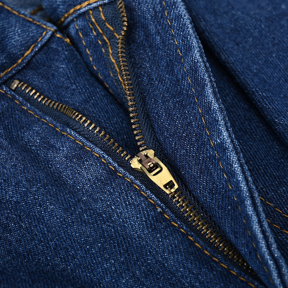 Bragueta con cierre de latón de los jeans clásicos