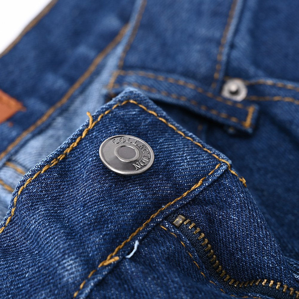 Botón metálico de los jeans clásicos