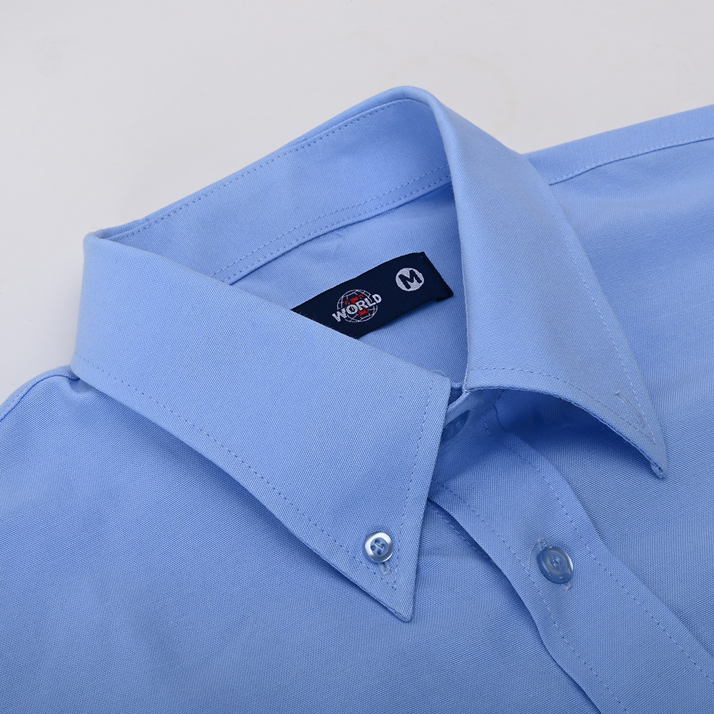 Cuello abotonado de la camisa de trabajo