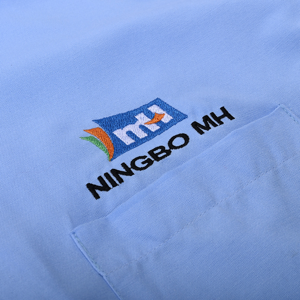 Logo bordado en el bolsillo de la camisa de trabajo