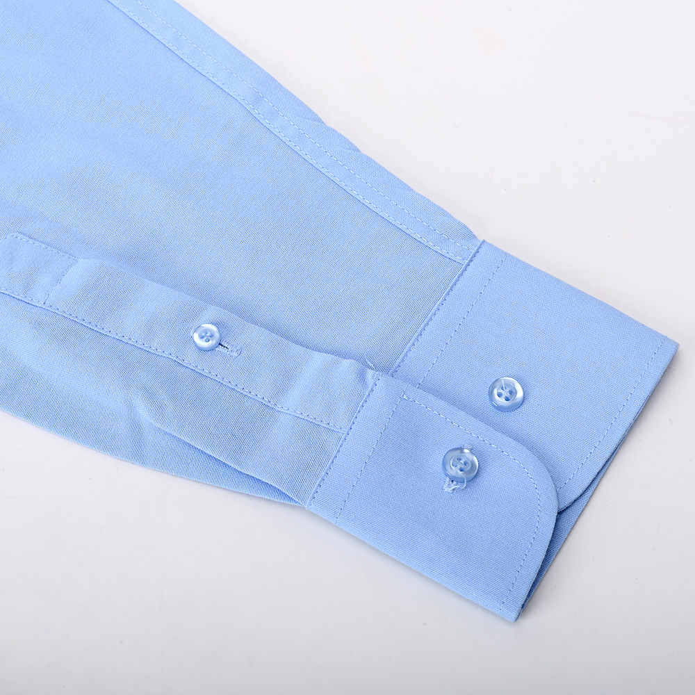 Puño con dos botones de la camisa de trabajo